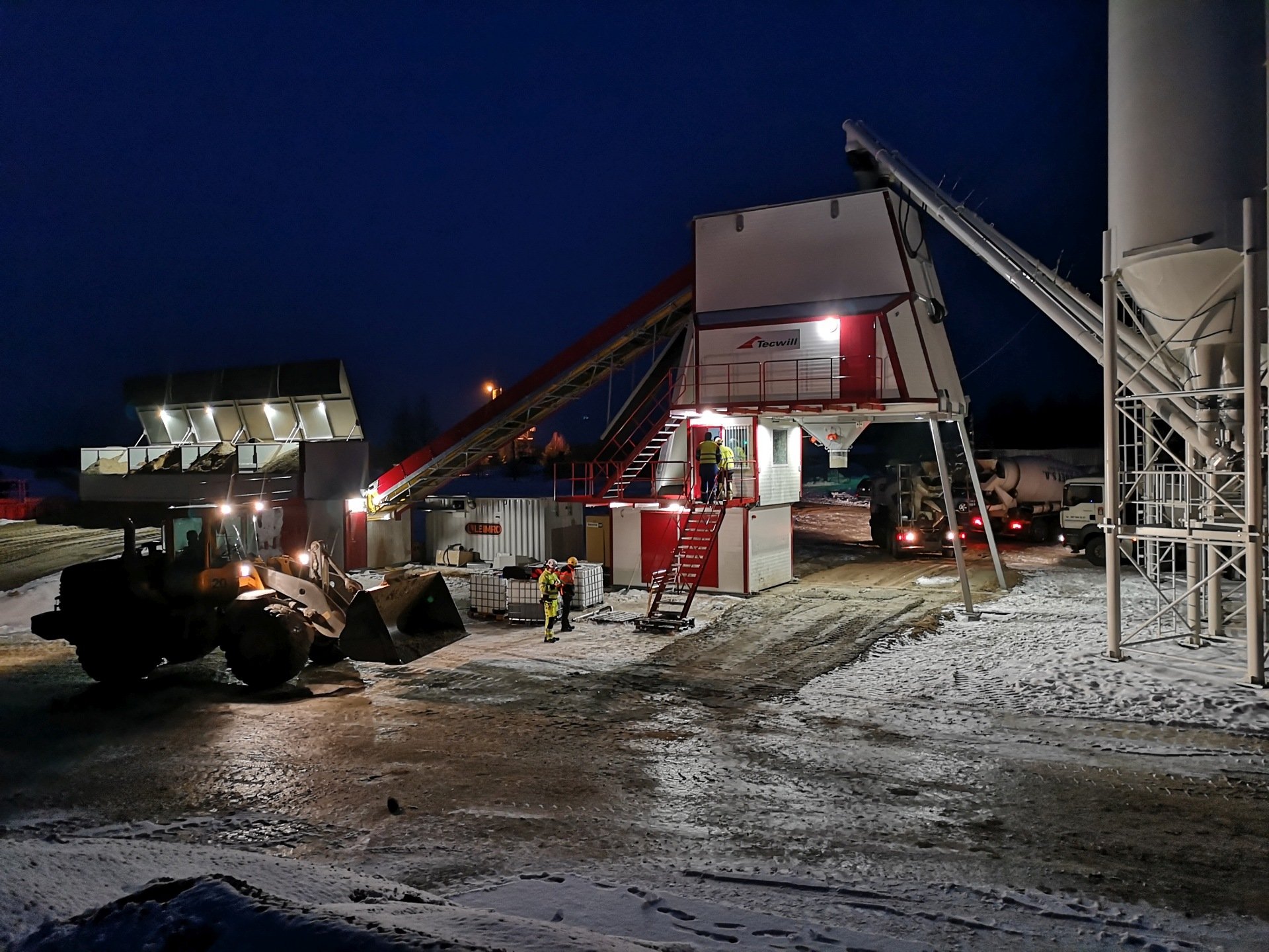 Cobra C120 Betonmischanlage von Tecwill bei Nacht