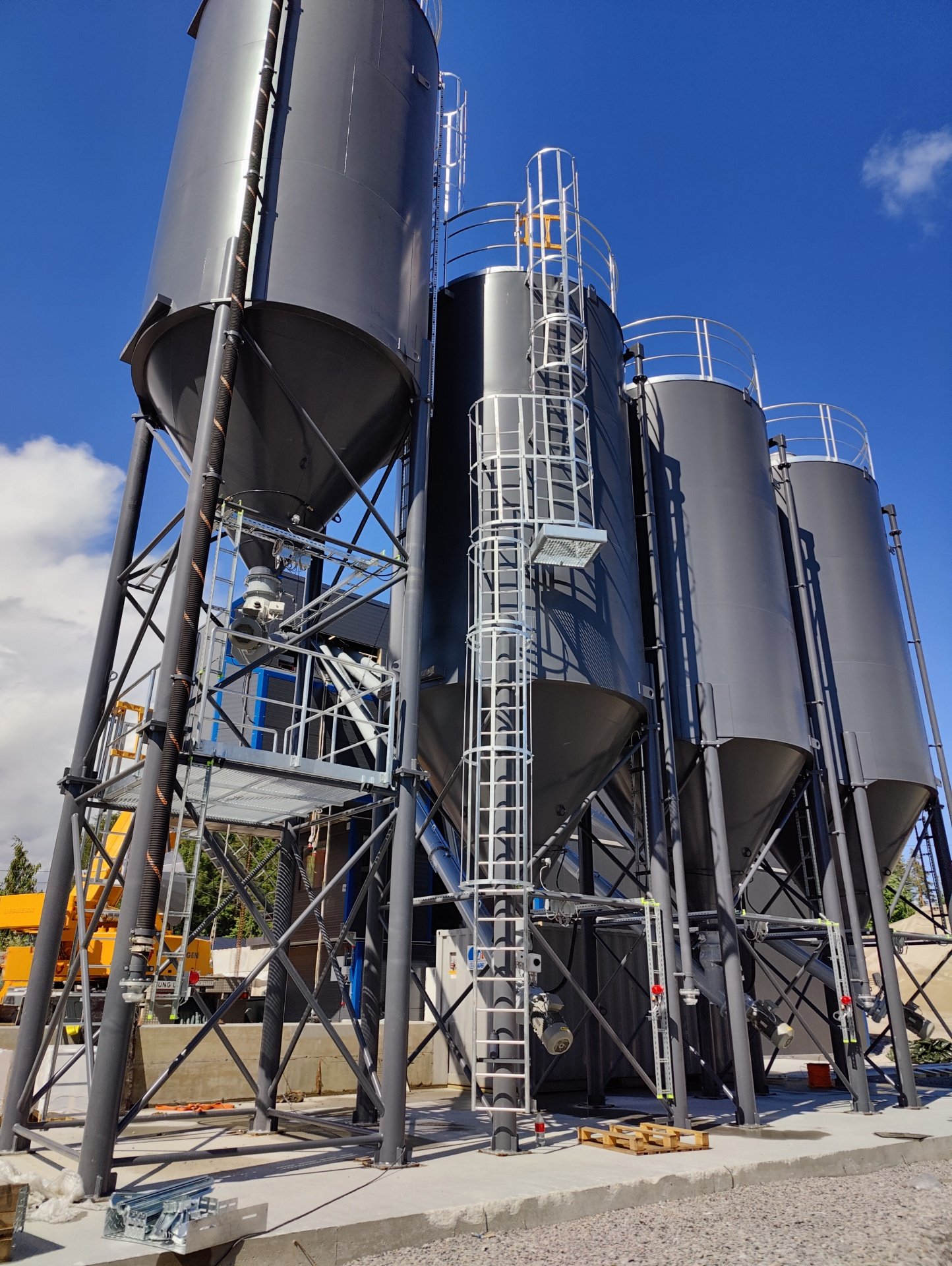 Tecwill-cobra-c80-mobile-concrete-batch-plant-cement-silos