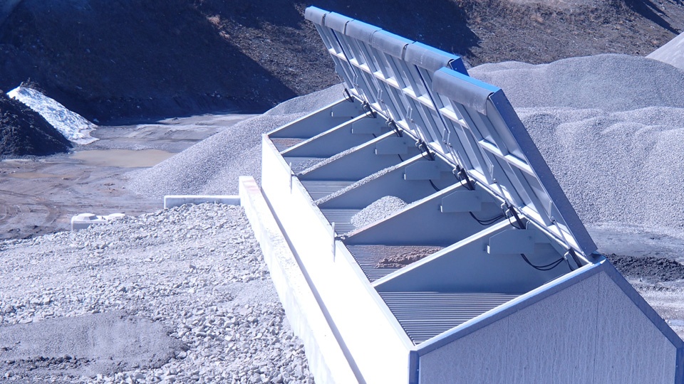 Laderampe zu verschiedenen Zuschlagsilos in einer Betonmischanlage von Tecwill