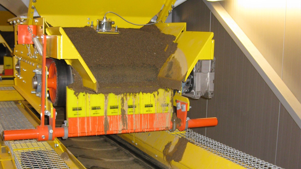 Sensor installed at the outlet above a belt feeder