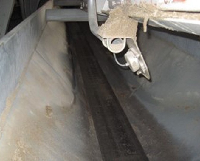 Installation der Feuchtemesseinrichtung an einem Siloauslauf unter einer Dosierklappe