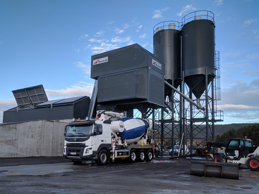 Fertig installierte Mischanlage von Tecwill mit Mischerfahrzeug und Winterausrüstung