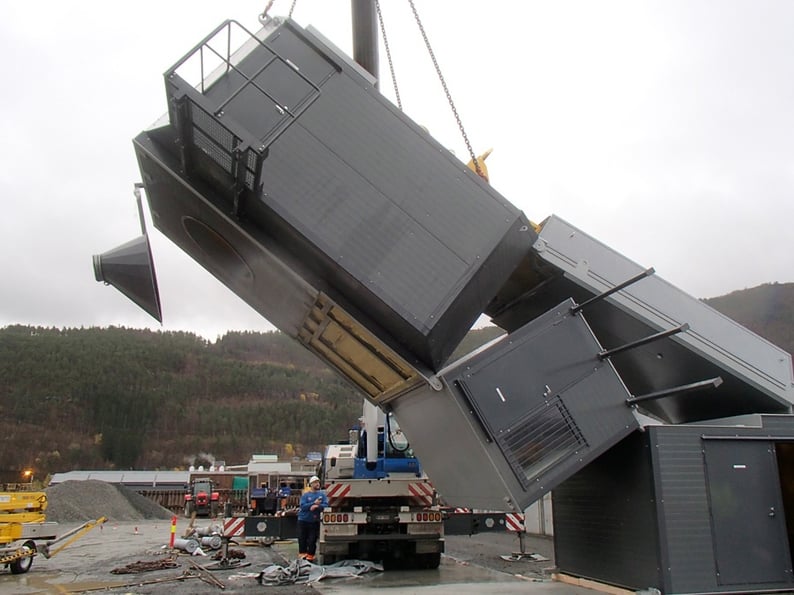 Kranarbeiten für die Montage der einzelnen Module einer mobilen Betonmischanlage von Tecwill