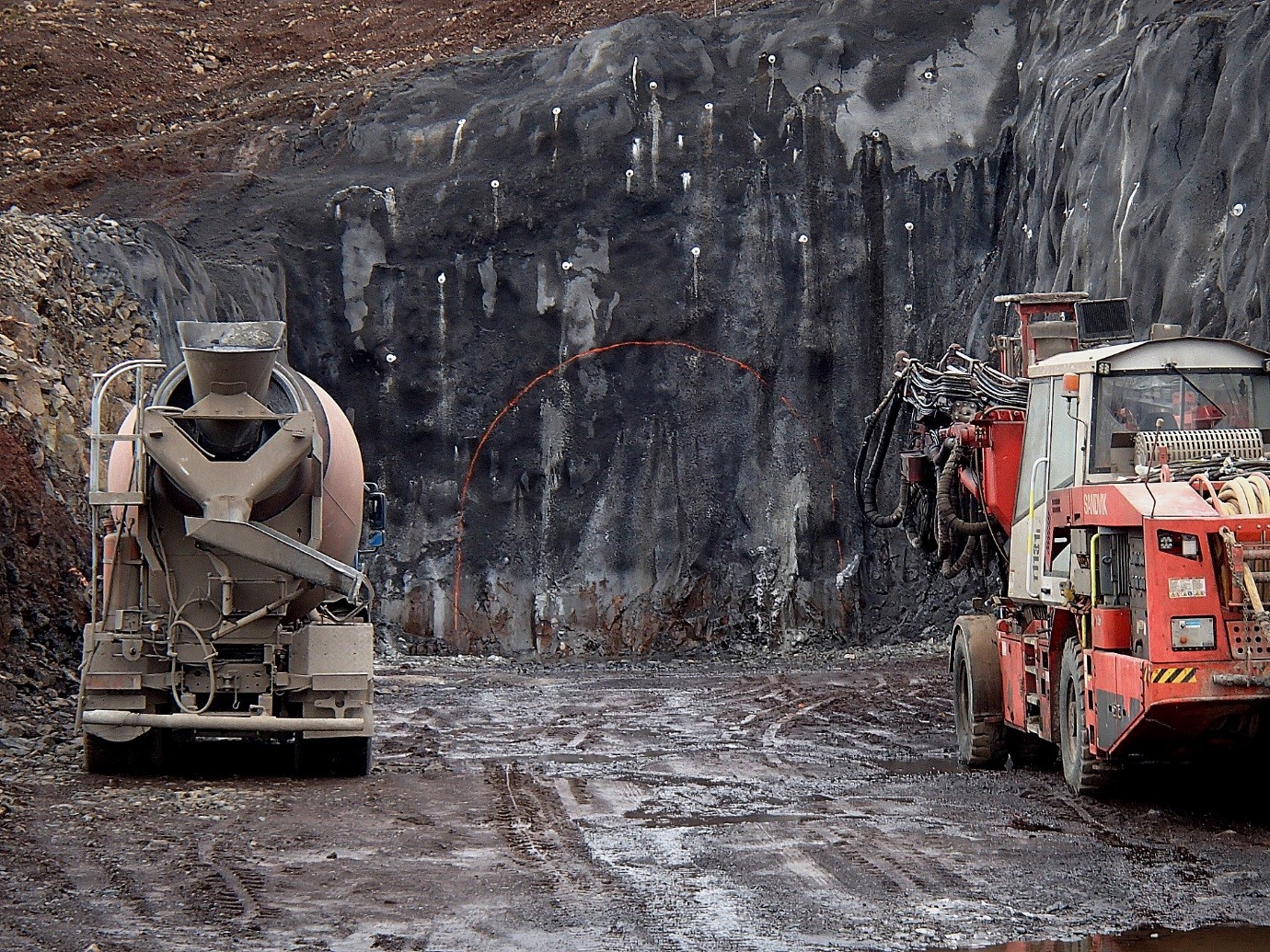 Betonmischfahrzeug auf einer Baustelle für den Tunnelbau